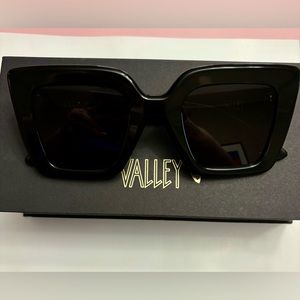 Valley Amour sunglasses Gloss Black, black lens NIB No Rx